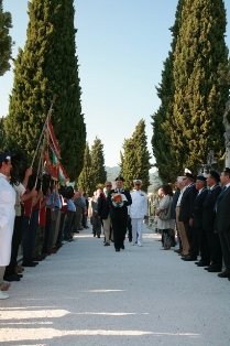 I Gruppi ANMI le associazioni d'armi rendono gli onori al passaggio delle ceneri dell'Ammiraglio Birindelli. 
